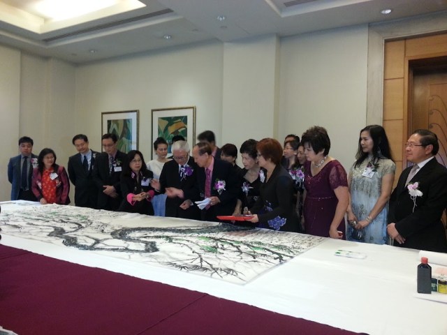 President Tony Tan signing 1000 people Pine Tree